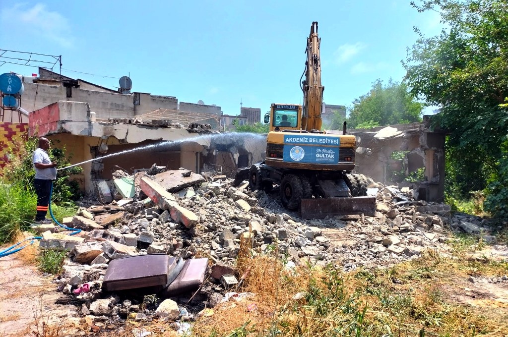   Akdeniz’de bir metruk bina daha yıkıldı   