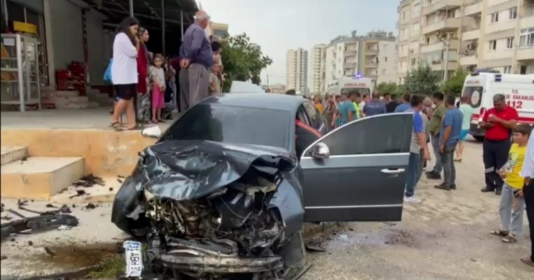 Tarsus’ta iki otomobil çarpıştı: 3 yaralı
