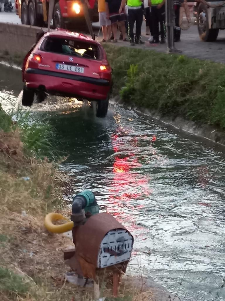 Mersin’de otomobil sulama kanalına uçtu: 2 ölü
