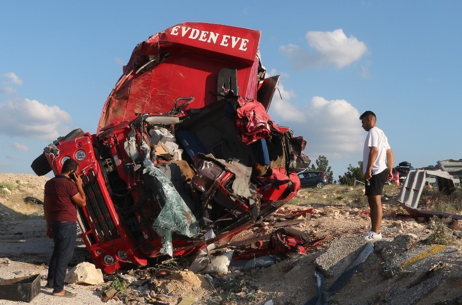 Mersin Mut'ta nakliye kamyonu şarampole uçtu: 4 ölü
