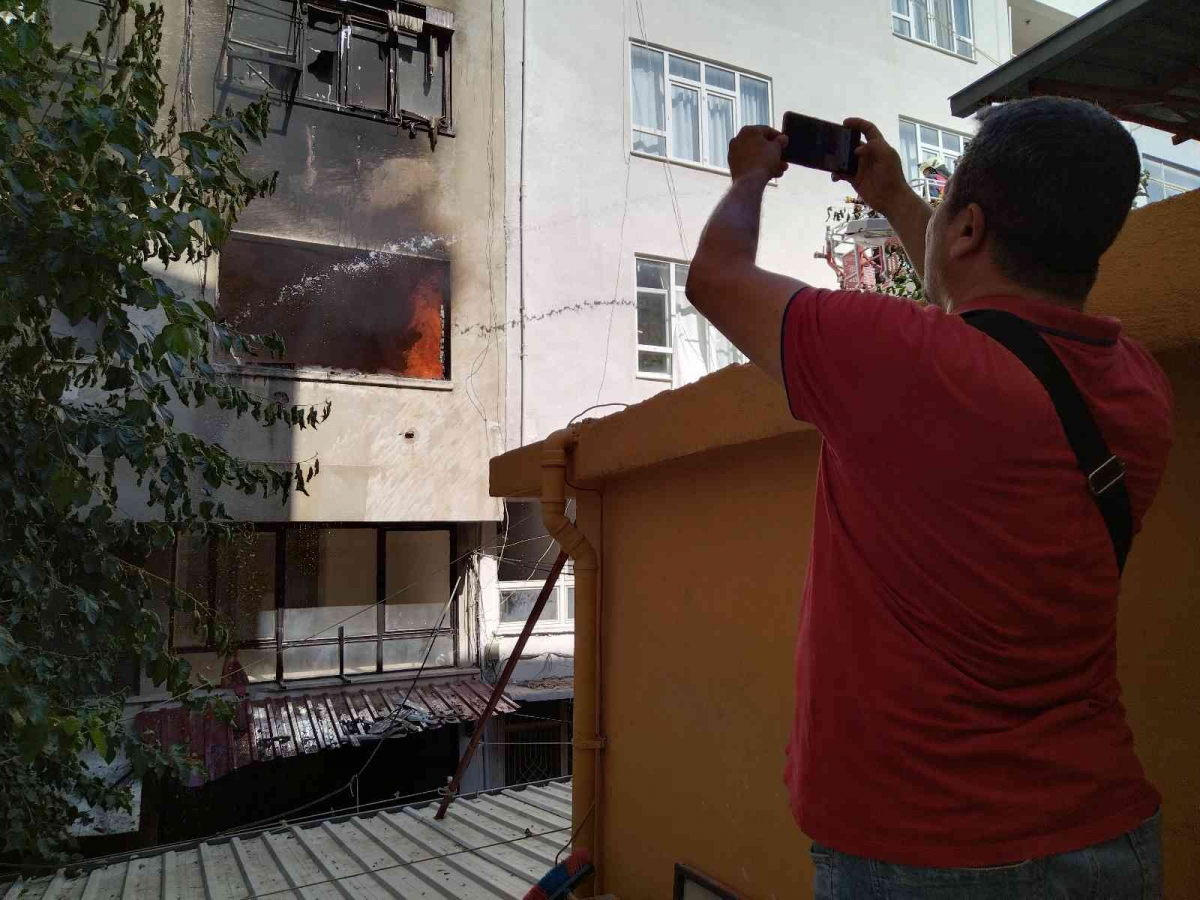 Mersin’de yangın: İki iş yeri ve boş bir ev kullanılamaz hale geldi

