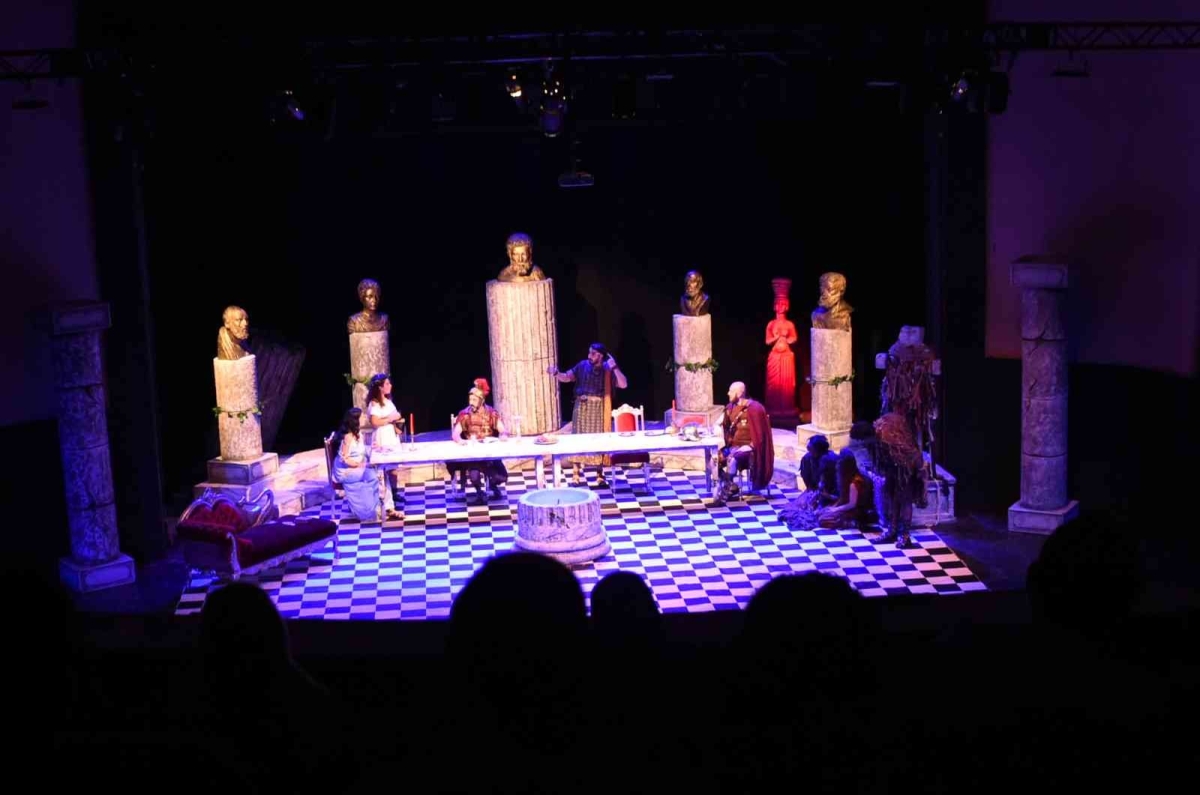 Tarsus Şehir Tiyatrosu ’Ezop’ oyunu ile Adana’da sanatseverlerle buluştu
