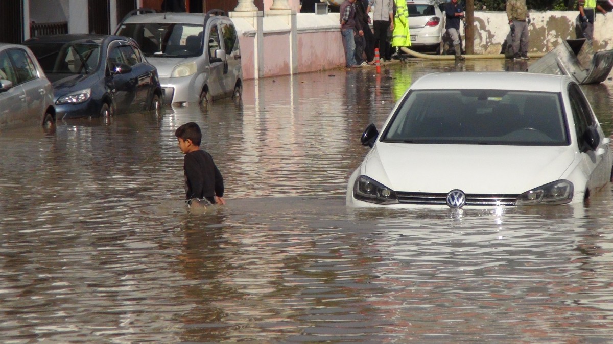 Mersin Silifke’de yağışla birlikte ev ve iş yerlerini su bastı
