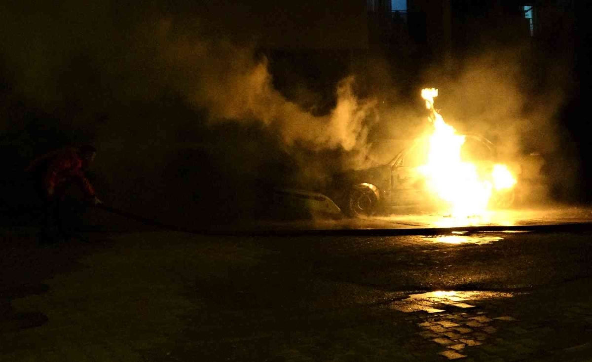 Erdemli’de otomobil alev alev yandı
