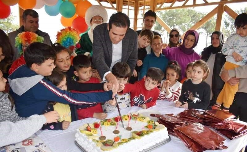 Mersin’de depremzede çocuklara doğum günü sürprizi
