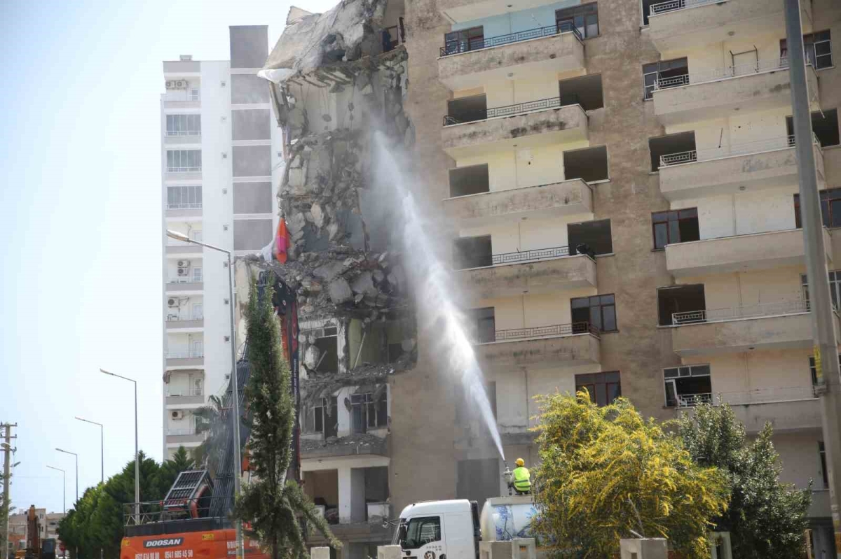 Depremlerde Mersin’de ağır hasar alan binanın yıkımına başlandı
