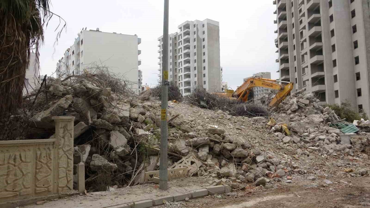 Mersin’de depremde ağır hasar alan bina yıkıldı
