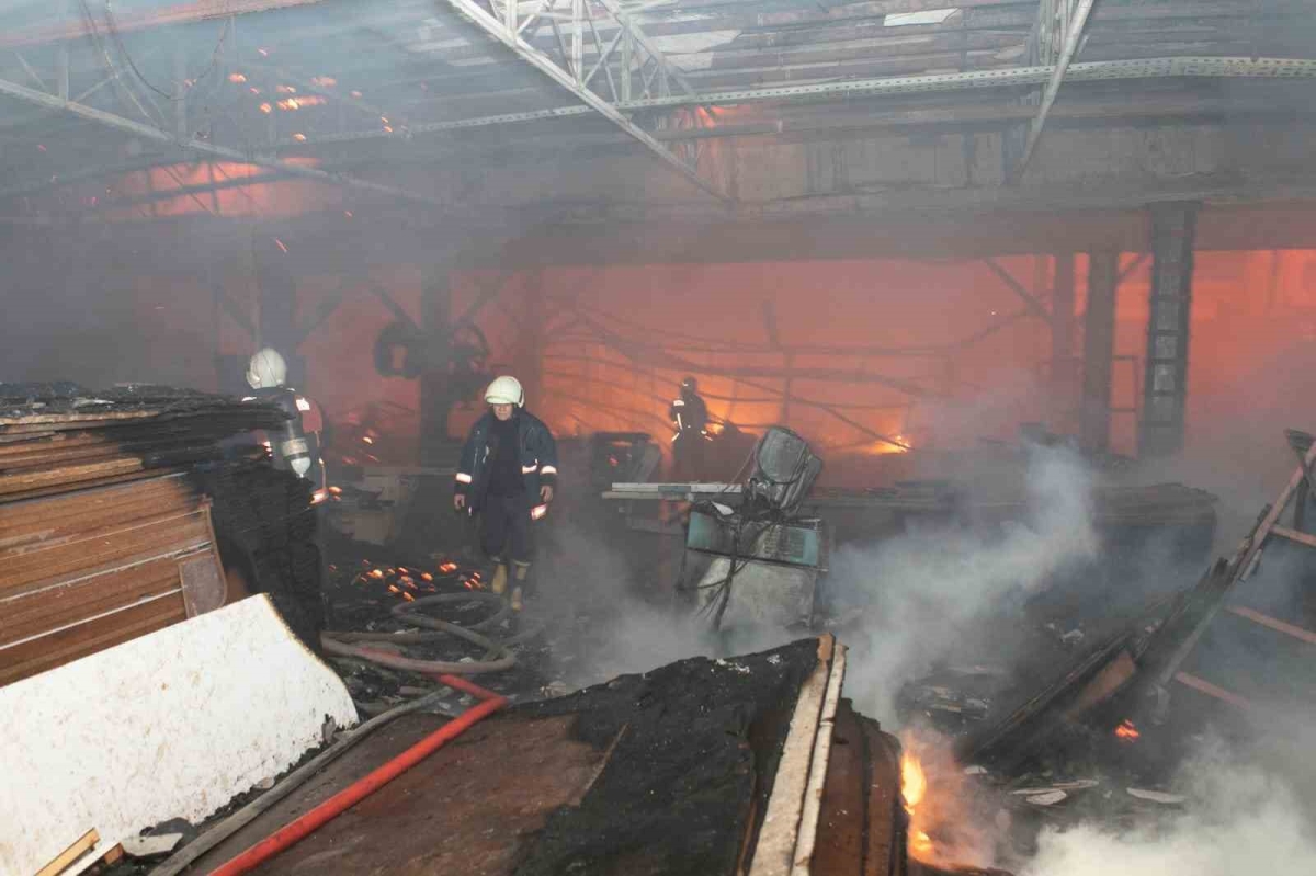 Mersin’de mobilya atölyesi yangını kontrol altına alındı
