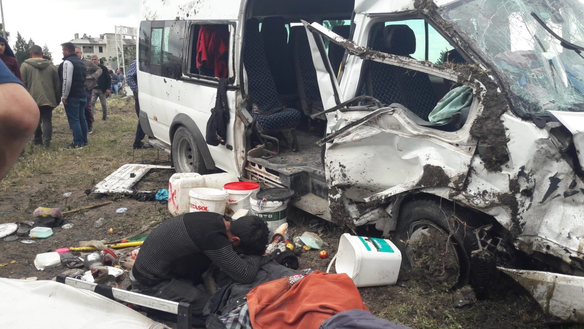 Mersin’de minibüs ile hafif ticari araç çarpıştı: 1 ölü, 9 yaralı
