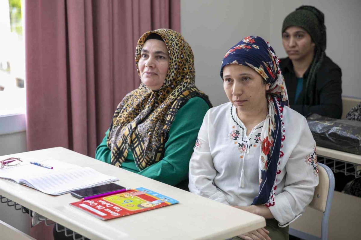Mersinli kadınlar belediye kurslarıyla okuma yazma öğreniyor
