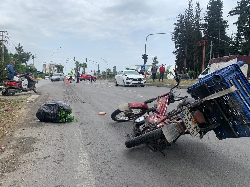 Kask motosiklet sürücüsünün hayatını kurtardı
