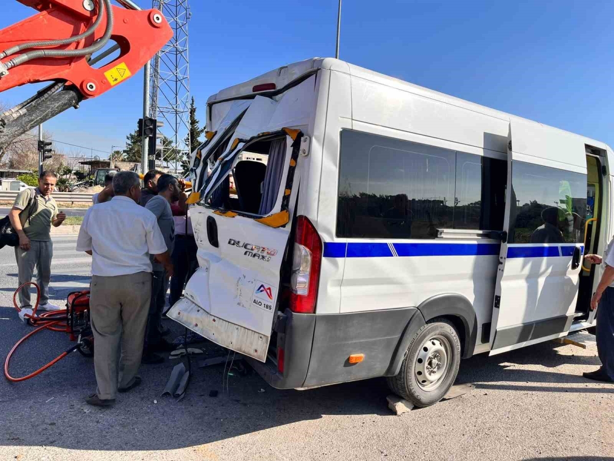 Tarsus’ta işçi servisi ile kamyon çarpıştı: 8 yaralı
