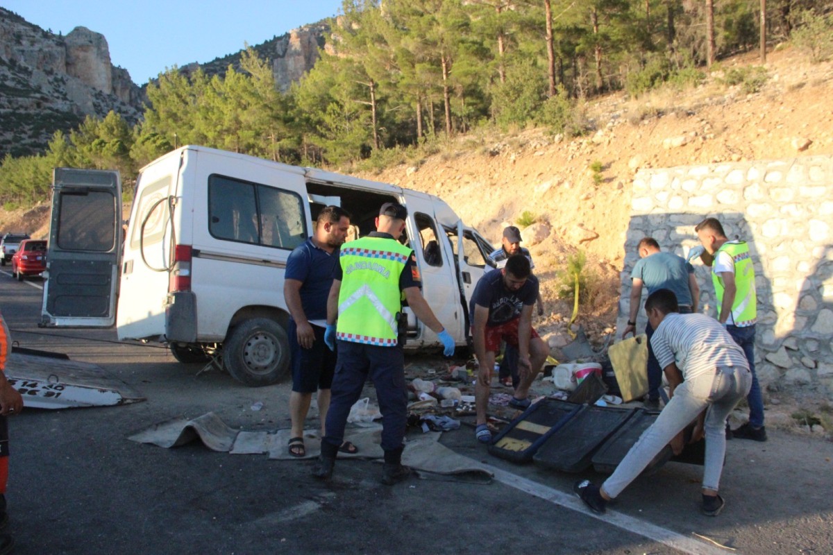 Mersin’de tarım işçilerini taşıyan minibüs kaza yaptı: 1 ölü, 13 yaralı
