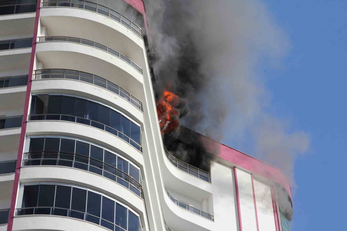 Mersin’de 18. katta çıkan yangın korkuttu
