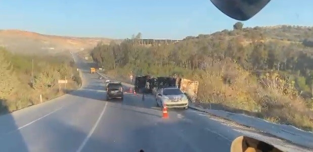 Tarsus’ta devrilen tırın sürücüsü yaralandı
