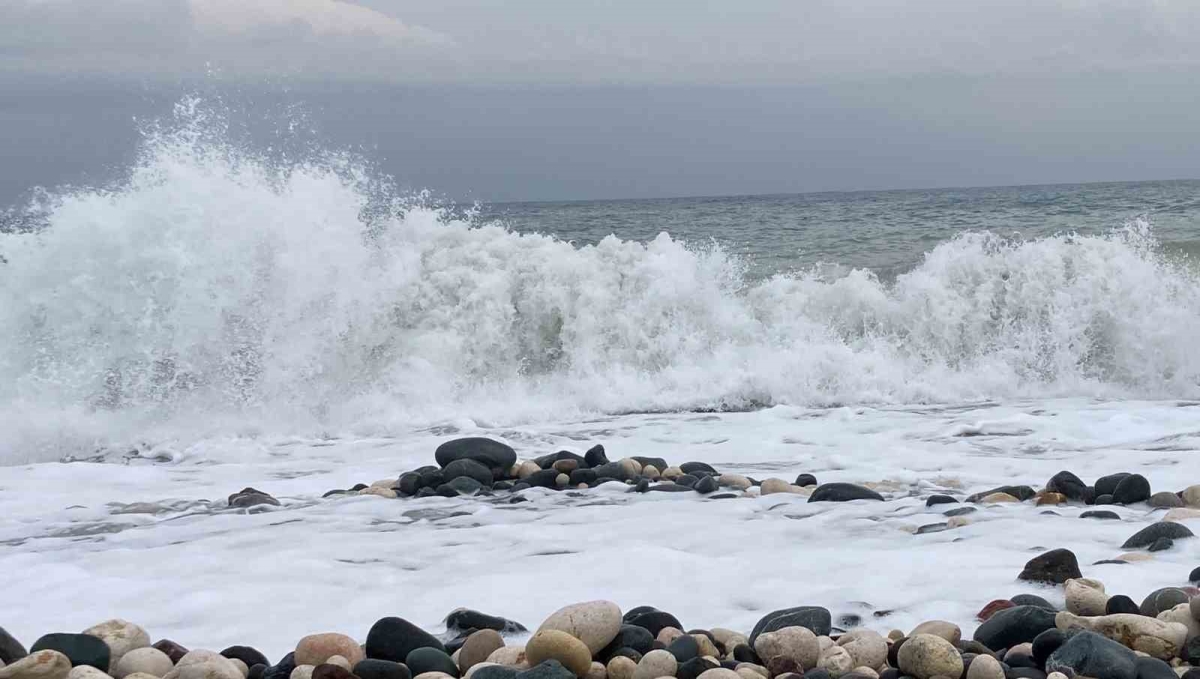 Akdeniz’de fırtına dev dalgalara neden oldu
