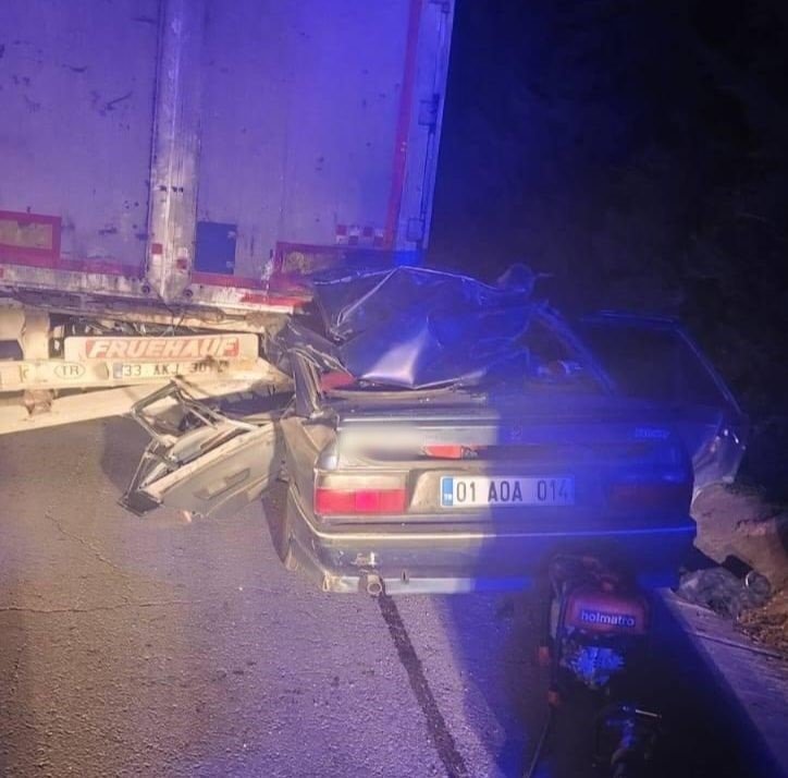 Mersin’de otomobil tıra arkadan çarptı: 2 ölü

