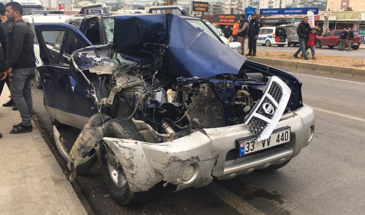 Erdemli’de zincirleme trafik kazası: 2 yaralı
