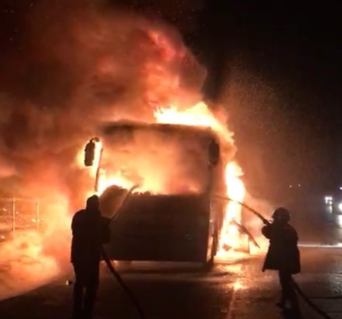 Mersin’de otobüs alev alev yandı
