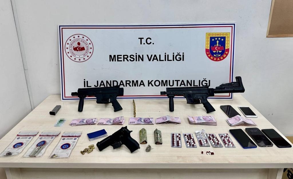Mersin’de makinalı silahlarla yakalanan 2 şüpheli tutuklandı

