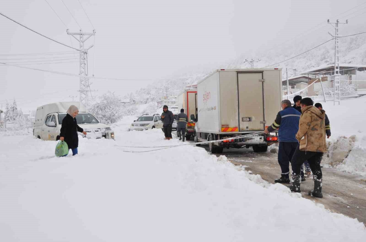 Mersin’de kar yağışı: Karaman yolu büyük araçlara kapatıldı

