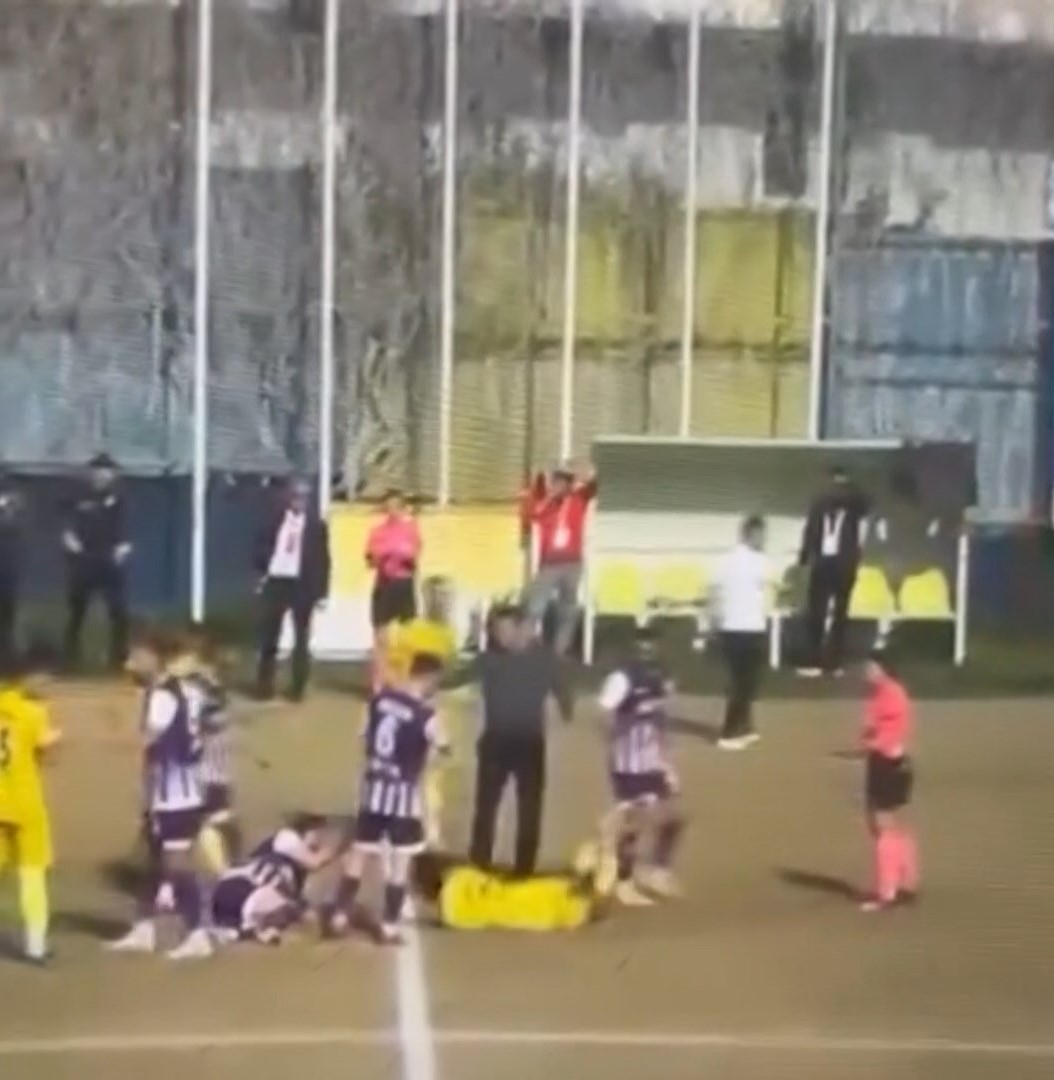 Maçta ilginç anlar: Kadın hakem itekledi, futbolcu defalarca yuvarlandı

