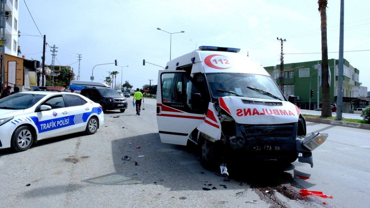 Mut'ta ambulans ticari araçla çarpıştı
