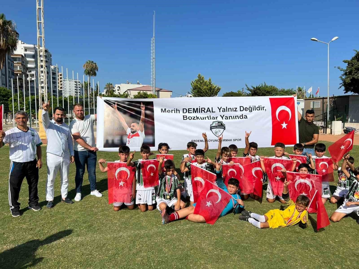 Mersinli minik futbolculardan, Merih Demiral’a destek
