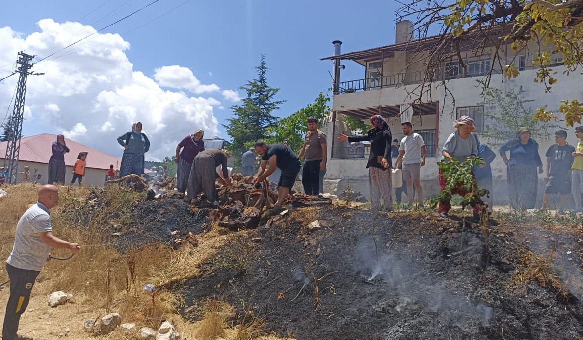 Erdemli de kamyonun kopardığı elektrik teli yangına neden oldu
