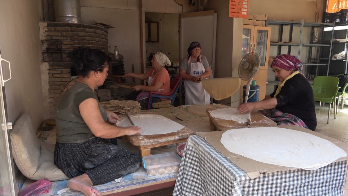 Kadınlar sıcak havaya aldırmadan ekmek üretiyor
