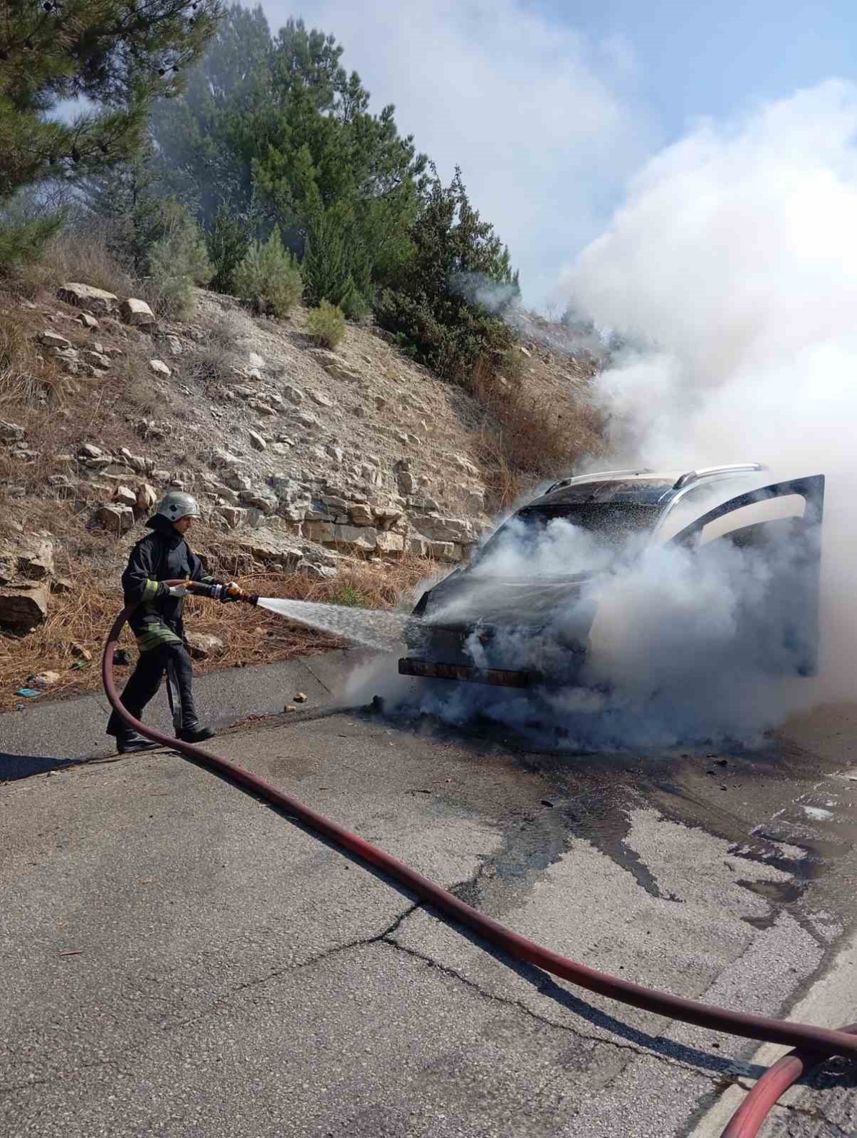 Seyir halindeki aracın motor kısmında yangın
