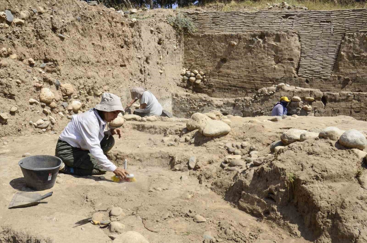 9 bin yıllık höyükte Hitit dönemi sur izlerine rastlandı
