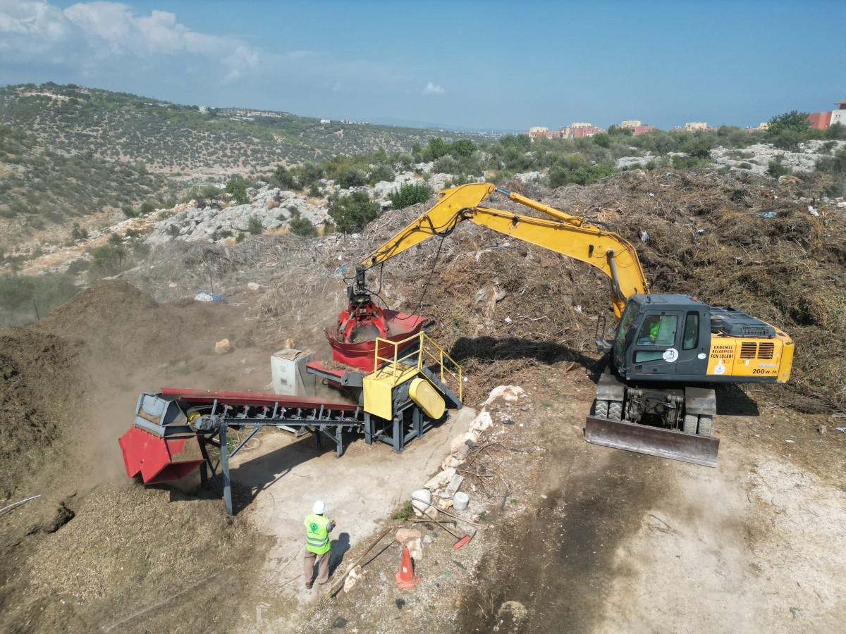 Bitkisel atıklar gübre oldu, üretilen 3 bin fidan öğrencilere hediye edildi
