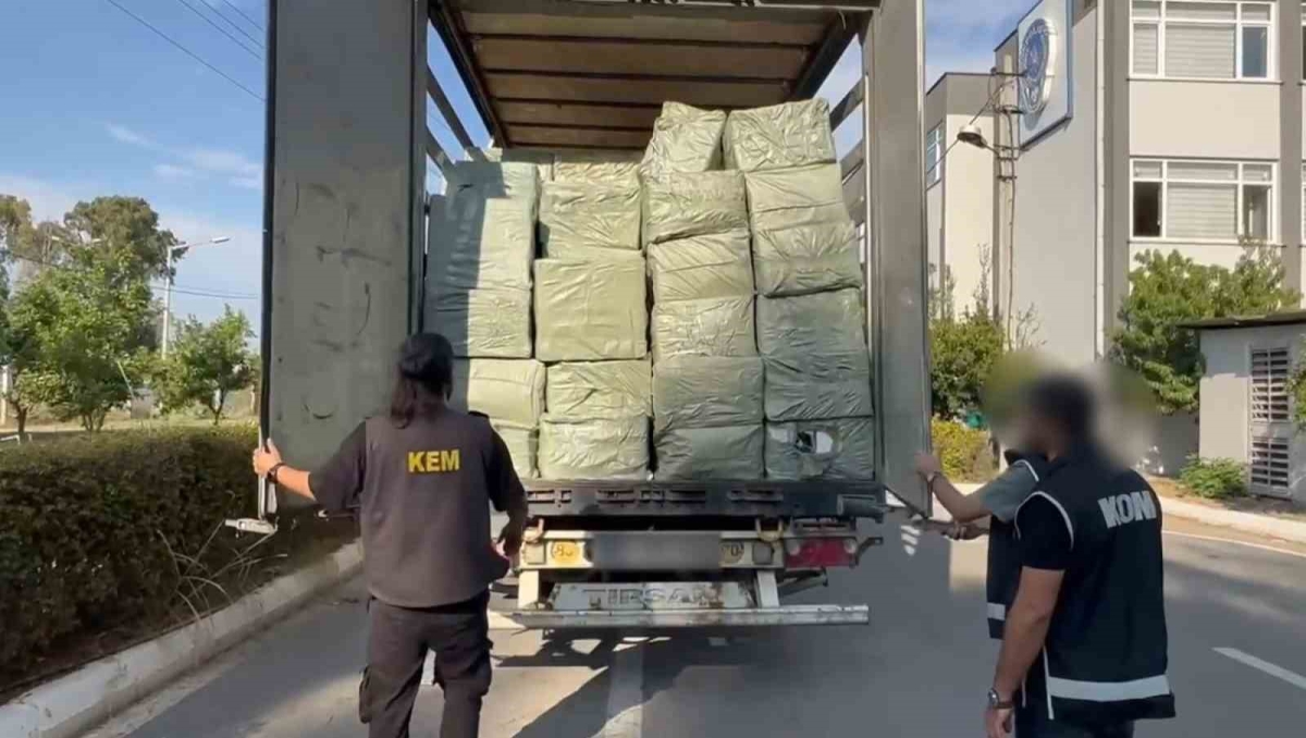 Mersin’de Çin’den Suriye’ye giden 65 milyon lira değerinde 15 ton kaçak sigara kağıdı ele geçirildi
