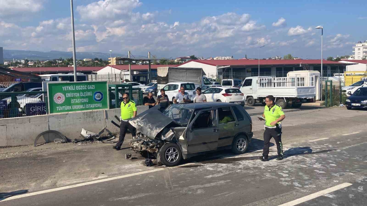 Erdemli de otomobil, muayene sırasındaki 3 araca çarptı 2 yaralı
