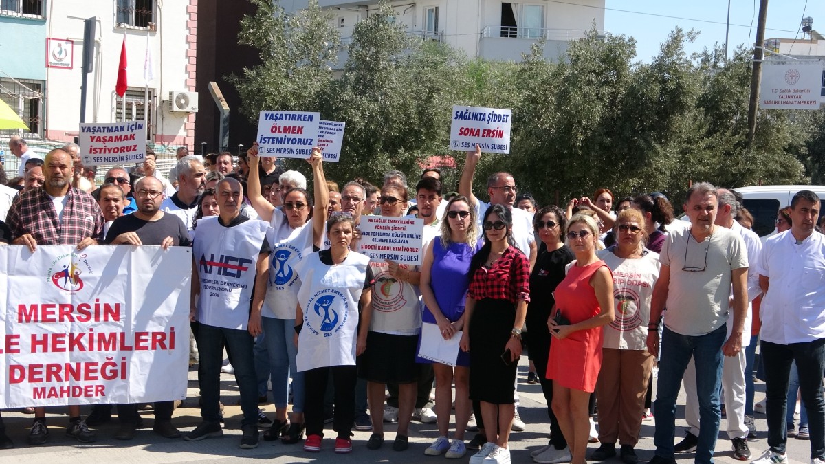 Mersin’de hemşire ve doktorun darp edilmesi protesto edildi
