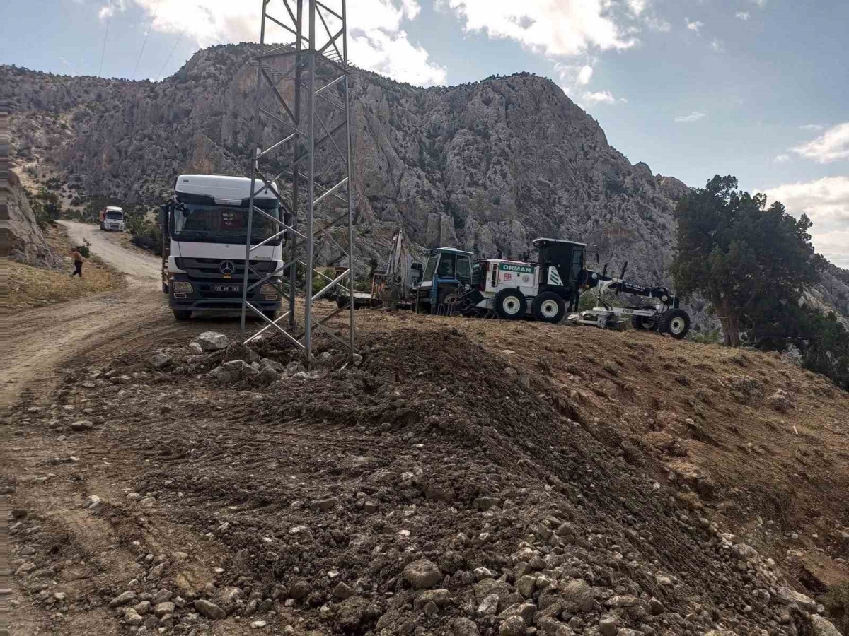 Mut'da selden kapanan yollar ulaşıma açıldı
