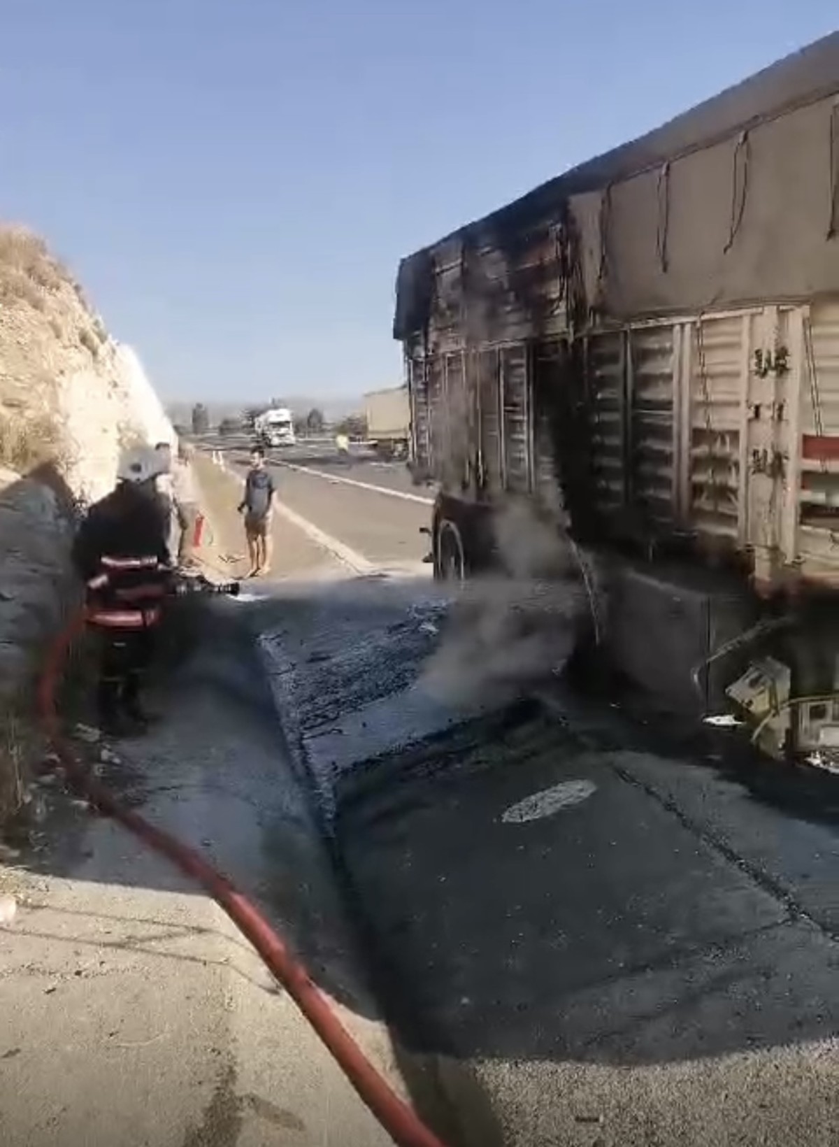 Tarsus’ta nohut yüklü tırda yangın çıktı
