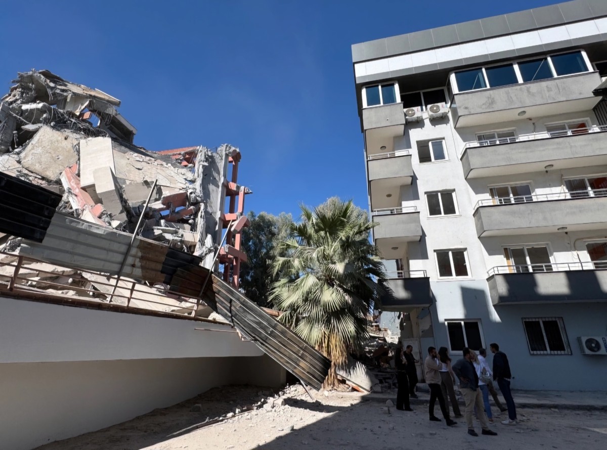 Yıkım, öğrencilere  deprem paniği yaşattı Molozlar kurs merkezinin duvarını yıktı
