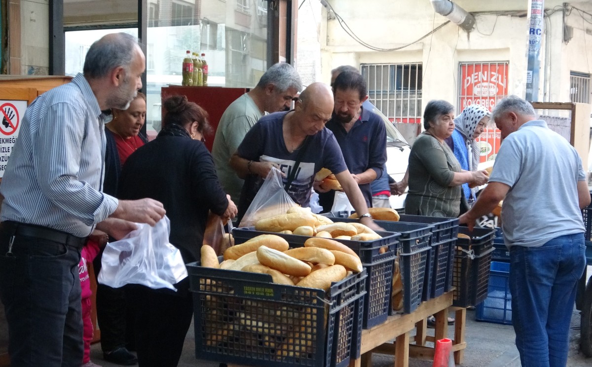 Mersin'de 4 liralık ekmek 'kapış kapış' gidiyor                                