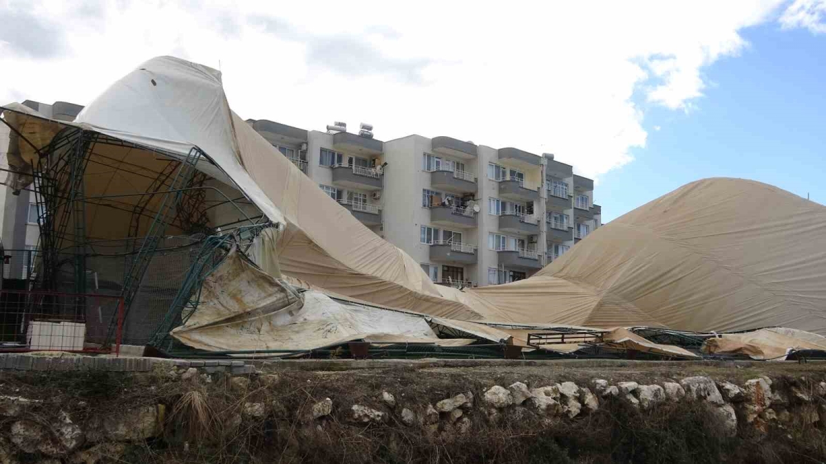 Erdemli ’de fırtına halı sahayı çökertti
