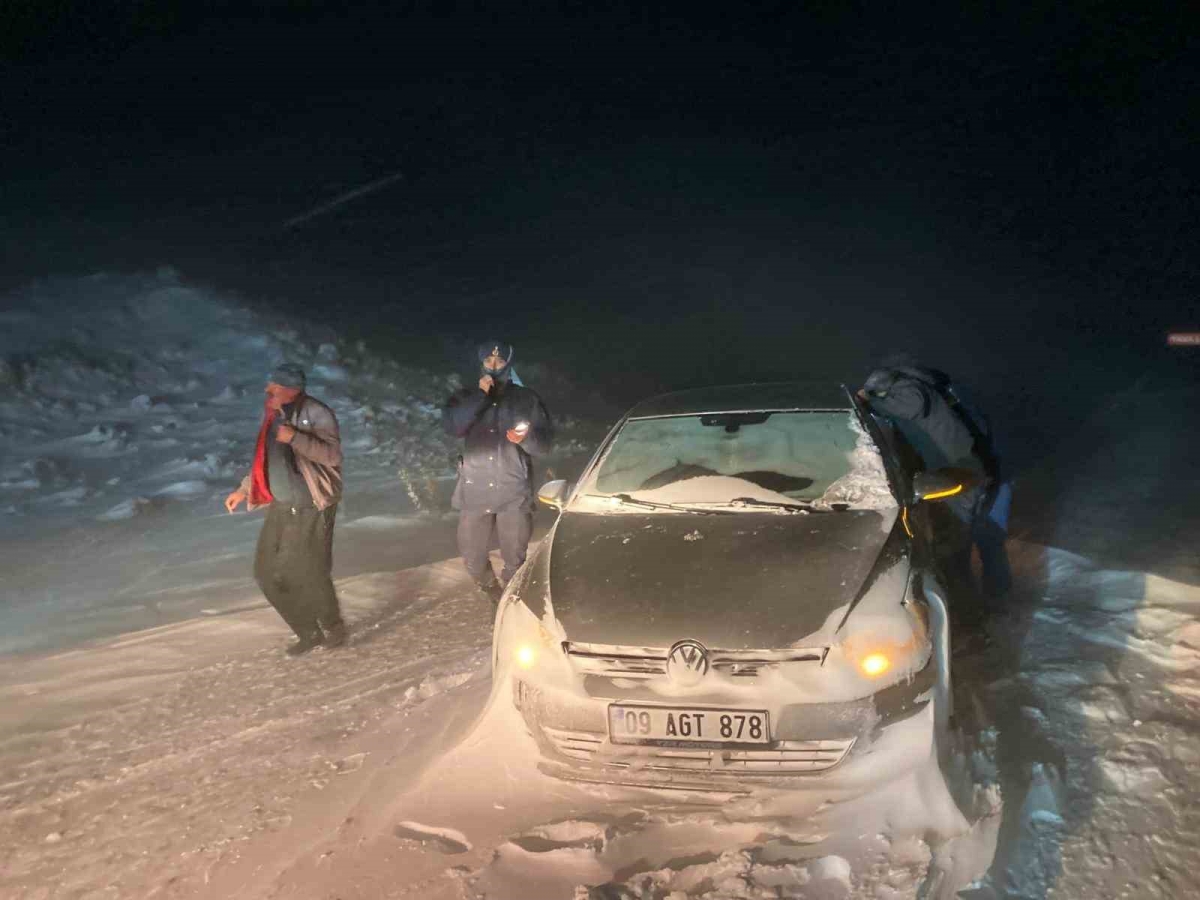 Tipi nedeniyle mahsur kalan 4 kişi kurtarıldı
