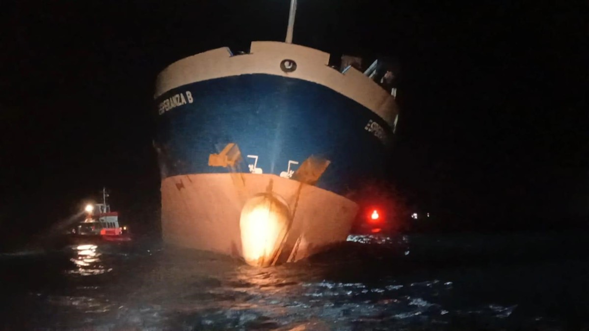 Doğu Akdeniz’de kuru yük  gemisi yan yattı 
