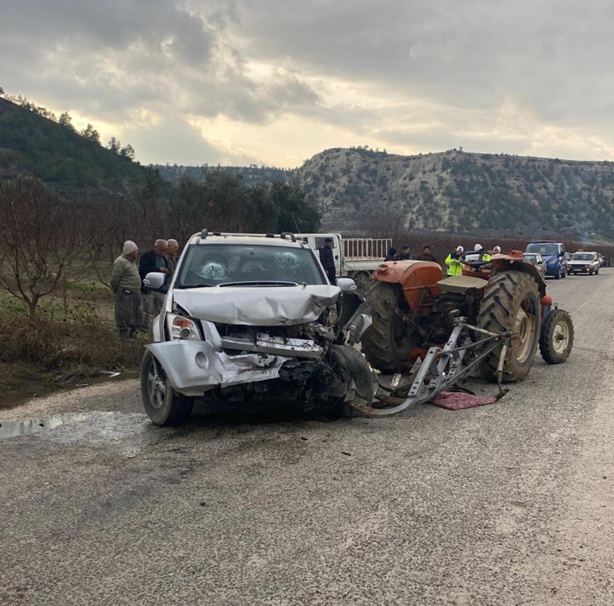 Mut'ta kamyonet traktöre arkadan çarptı 4 yaralı
