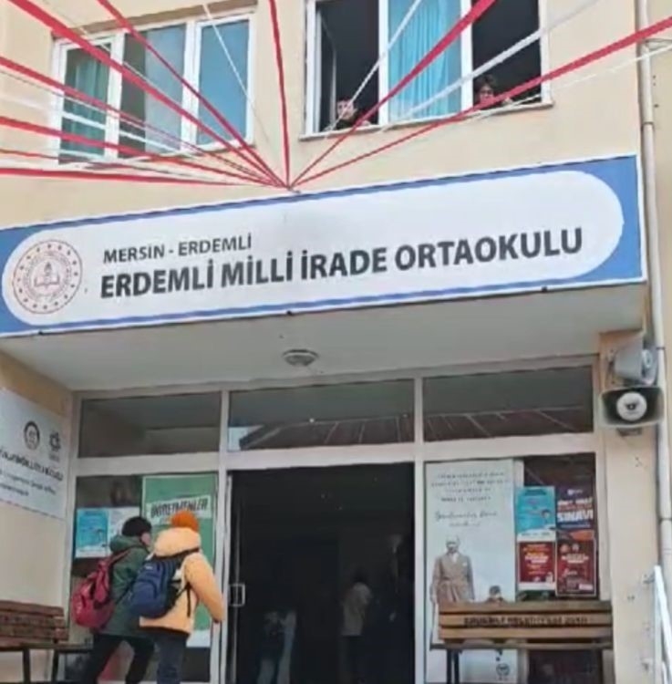 Erdemlide öğrenciler okulda Ferdi Tayfur şarkısıyla karşılandı
