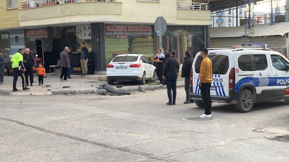 Erdemli'de Otomobiller çarpıştı, 2 sürücü yaralandı
