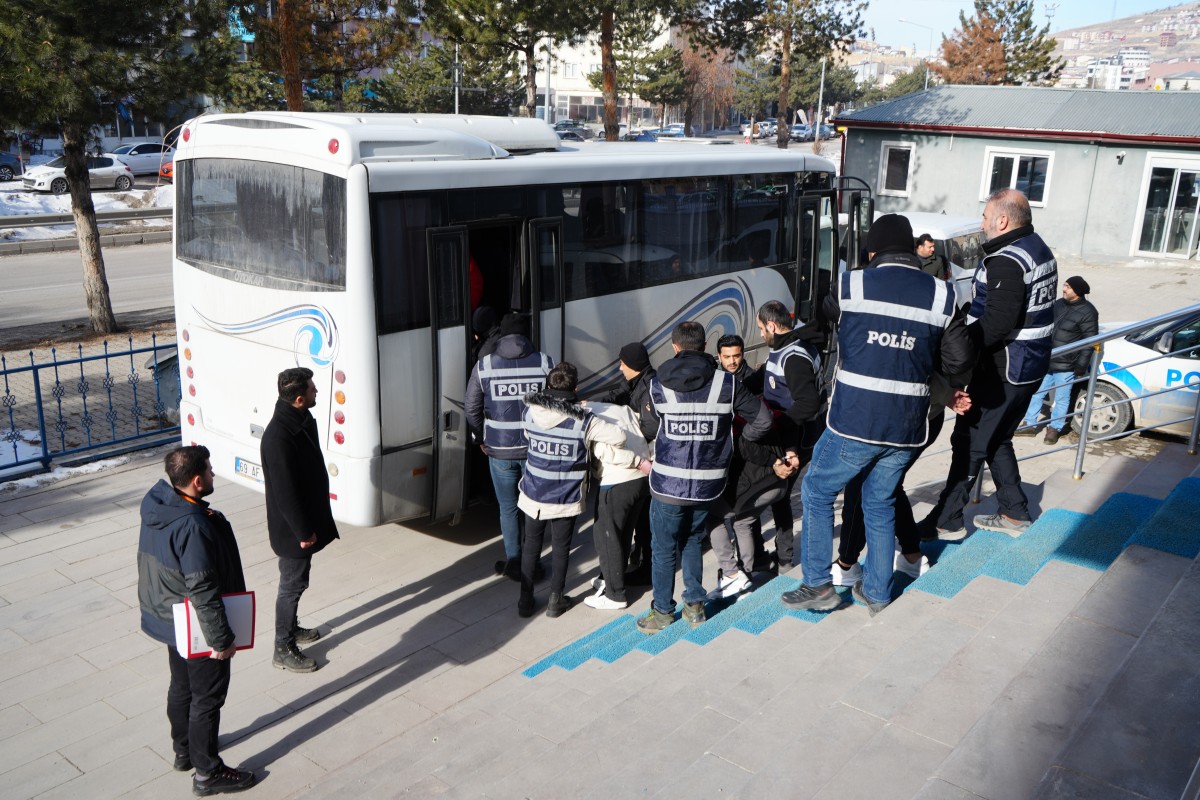 Erdemli'den Bayburta dolandırıcılık  cetesi çökertildi  