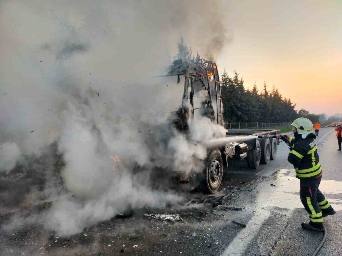 Otobanda seyir halindeki kamyonda yangın
