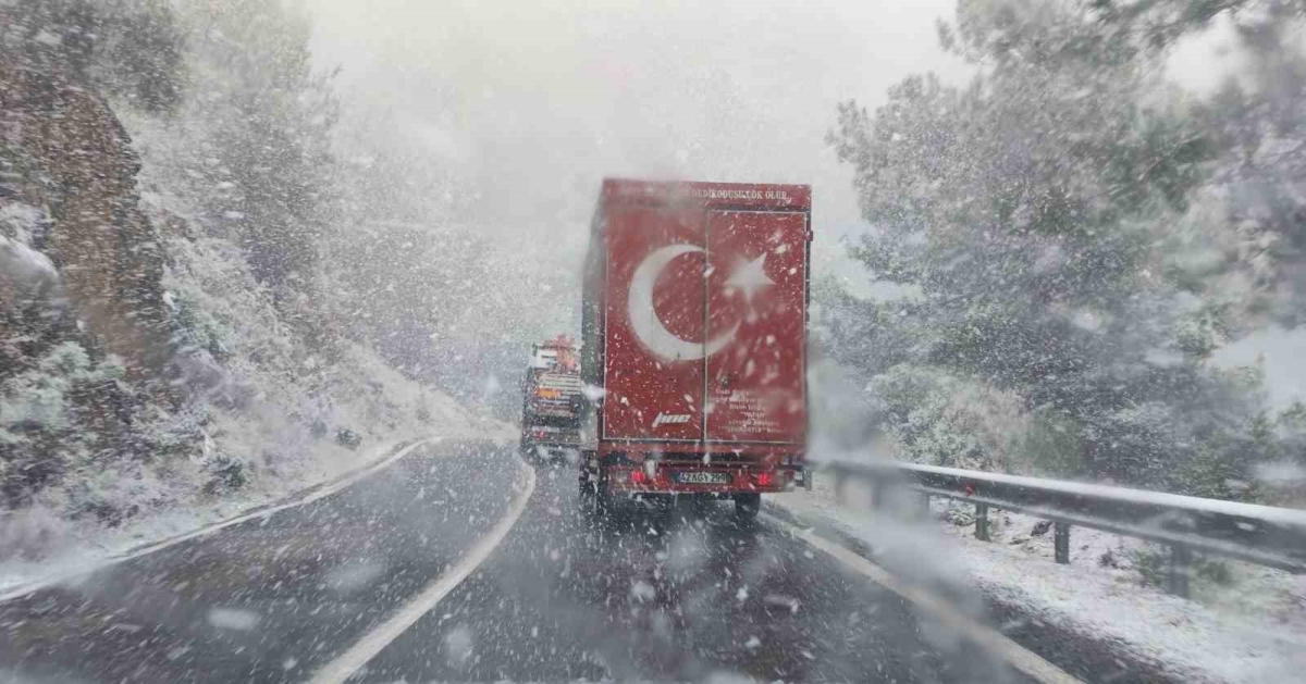 Mersin-Antalya arasında lapa lapa kar yağdı
