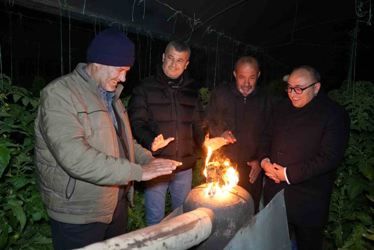 Erdemlide Sobalar yakılmaya devam ediyor, zirai don nöbeti sıfır rakıma kadar indi
